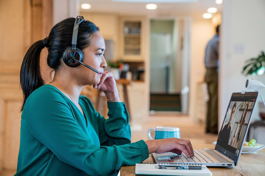 Poly Voyager Focus 2-M Microsoft Teams Certied with charge stand Headset (77Y90AA)