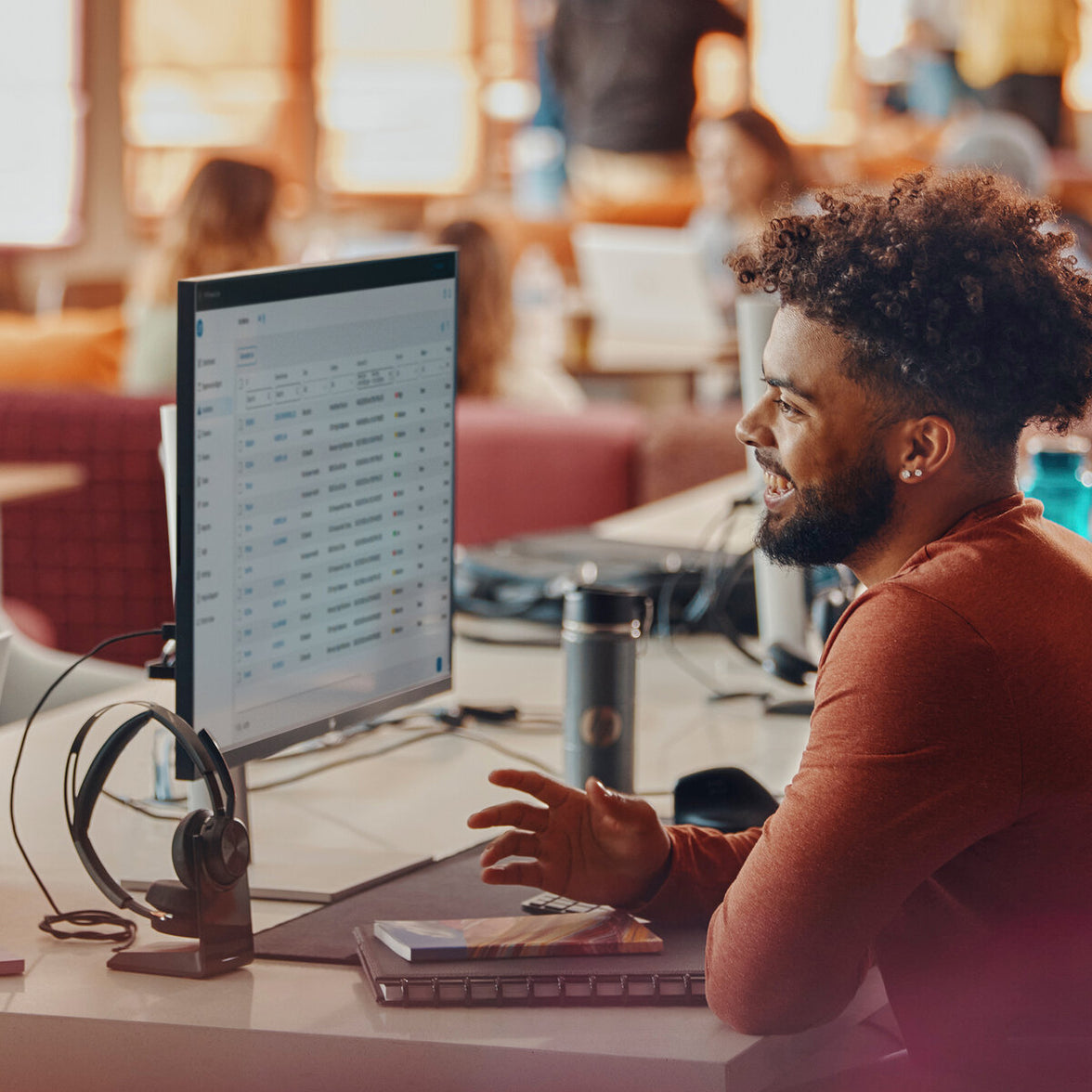 Poly Voyager Focus 2-M Microsoft Teams Certied with charge stand Headset (77Y90AA)