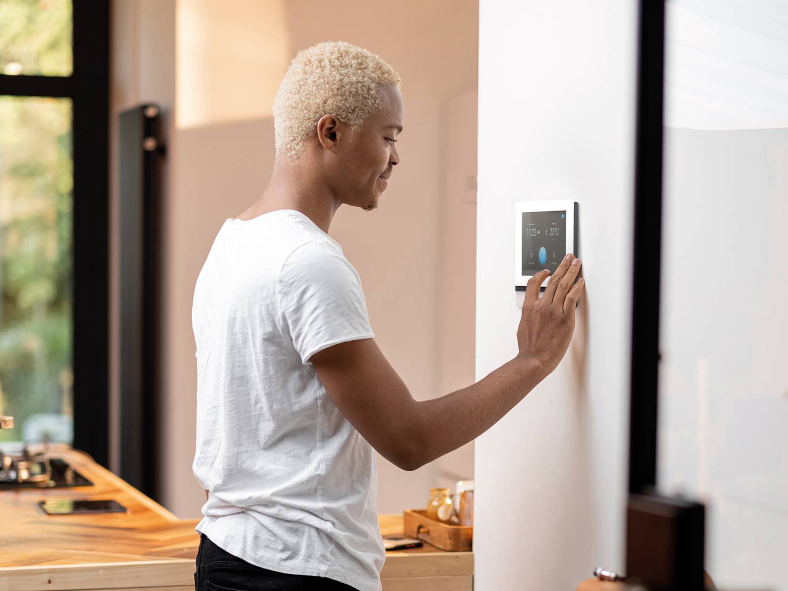 2N® INDOOR VIEW ANSWERING UNIT WITH FULL-SCREEN VIDEO (White)