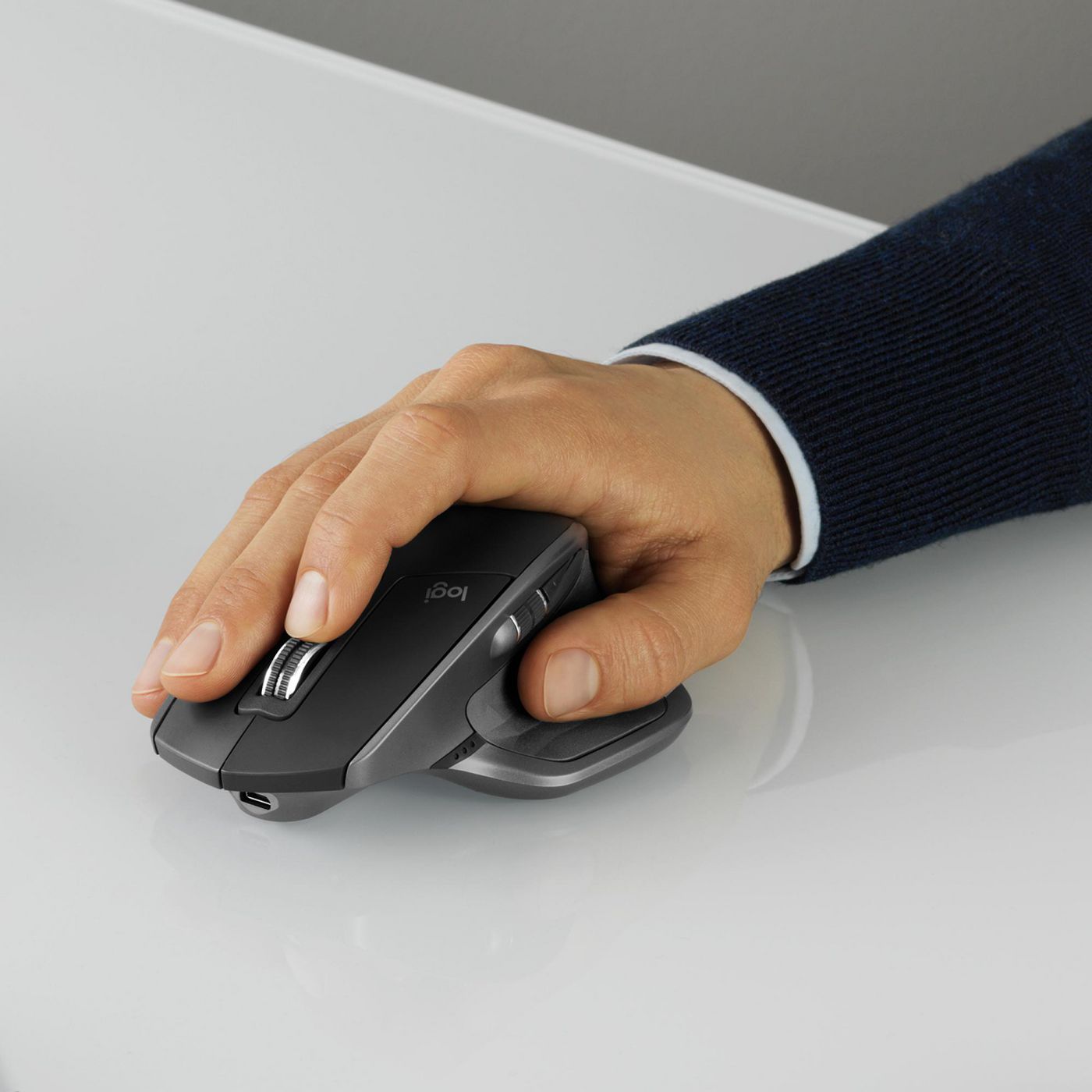 Logitech RF 2.4GHz, 10m, 200–4000 DPI, Li-Po 500mAh, 85.7×126×48.4 mm, 145g