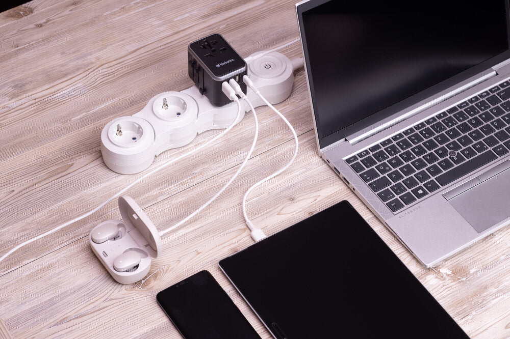 Verbatim Universal Travel Adapter UTA-04 Plug with USB-C PD & QC, USB-C & 3 USB-A ports